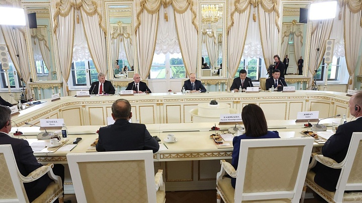 Российская экономика растет, заявил Путин