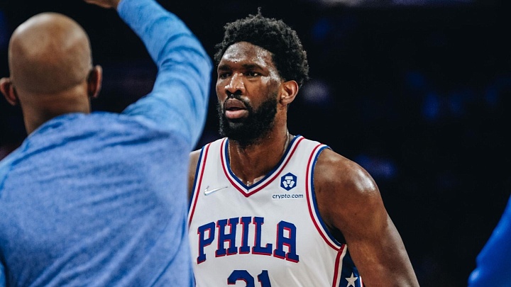 Эмбиид выписался из больницы после операции