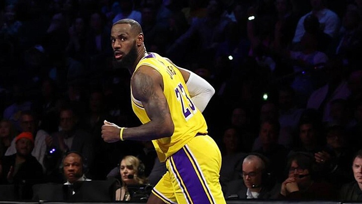 Дабл-дабл Леброна помог "Лейкерс" обыграть "Хьюстон" в матче плей-офф НБА