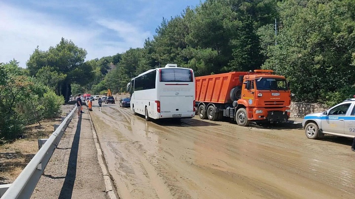 Движение на трассе Ялта-Севастополь возобновлено